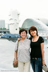 mom and Alice at Merlion
