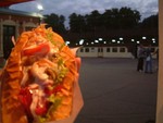 Cherry's first meal: hotdog @ Train station�x<BR>Cherry ���Ĥ@�\�G���� @ Gydansk ������