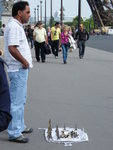 People selling Tour Eiffel