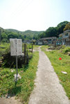 鳳坑不歡迎訪客, 即使在外張望亦會招來村民監視