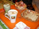 
coffee,green tea latte and 빙수(ice flakes)-toast is free