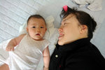 어머 아빠가 사진찍어 엄마.. 
Look!Mom daddy take a photo.. !!