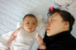 엄마 안 친한척 하자.. 아빠가 질투하잖애~Mom Let's pretend to be indifferent. Daddy will jealous..