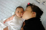 오..~ 이렇게 막 뽀뽀해도 돼.. ㅋㅎㅎ 엄마니까 봐줬당.. ^^ 
OH..Can we do kiss as it? Sure.. coz you're my mommy^^