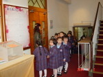幼稚園學生排隊進入禮堂