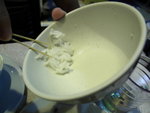 
20090411 (3)晚上在廟街食飯，侍應太忙，冇俾快子我地，最後我地… …