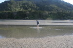
0507 AM lowtide darkbay to Motueka 18
水位已经在慢慢地涨了，满地的贝壳真是扎脚哦，坚持就是胜利
