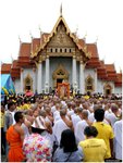 
Worshippers in front of Chinnarat Buddha