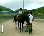 �M��