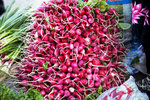 清真寺對面的Panchshanbe Bazaar，有很新鮮的紅菜頭