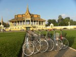 To avoid traffic chao in Phnom Penh, we got up at 5am to have a trial ride.