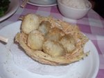 跟住有椒盬鴿蛋,咬開發現蛋白呈半透明,口感有o的似大菜糕,蛋黃就o岩o岩熟,唔錯!