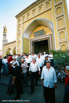 a lot of muslims came out of the mosque 艾提尕?清真寺