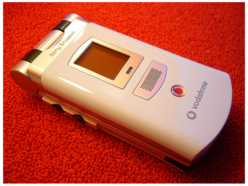 Vodafone 802SE on Marimekko red Unikko fabric128
