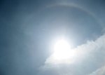 日暈的出現是由於天空中有一層高雲， 陽光或月光透過雲中的冰晶時發生折射和反射，便會在太陽或月亮周圍產生彩色光環.
1902