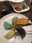 用南瓜做的橙色餃子皮, 裡面是魚翅和豚肉