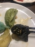 墨魚汁做的餃子皮, 裡面是岩海苔,蝦和雞肉 