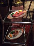 裝盤牛排模型與沒進鏡頭的右側的蛋糕玻璃櫃，都是在西式餐廳看不見的景象