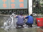 係深圳洗單車，嘿嘿！