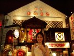 食完迴轉壽司晚餐(100yen一碟!抵!)行到歌舞伎町買了墨魚丸呢