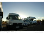 這是給人看日落的停車場_有不同類型的車_左邊的是Maui的campervan_一家大細最&#21873;