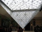 這是紀念開館200年而建的玻璃倒金字塔