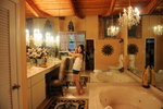 A super big & beautiful bathroom!!