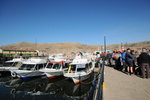 碼頭上滿是遊的的喀喀湖的遊客