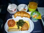 LucyNick飛機上的早餐-跟我倆的一樣, 幾好味呀,特別是牛角飽~