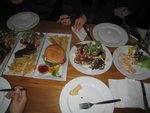 我們點了的豐富晚餐, 右至左是;蝦, 沙律, 勁好味burger, 幾好味的steak和遮住了的ribs!!
