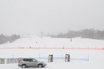 在SKI場的泊車場看上去-富良野這Ski field不多人~亦夠闊呢~