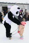 好大對比和WARM的一張相~那小孩對熊貓好有興趣呢~