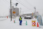 好欣賞和佩服這些日本交通工作人員-在大風雪下企在街上大半日指揮也面不改容和有禮貌