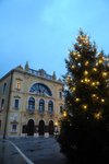 聖誕正日,車子可隨街拍, 我們就把車泊在Croatian National Theatre門外~