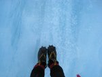穿上冰鞋的KAKI腳和藍藍的冰面