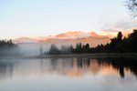 日落的雪山湖景-最美-湖上慢慢飄來一層薄霧呢!!