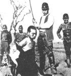 日軍軍官教士兵如何砍殺中國俘虜 
Japan's Imperial Army officer showing the soldiers how to chop off 
the
heads of the Chinese captives