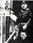 日軍拿著人頭 
Japan's Imperial Army officer holding a person's head.