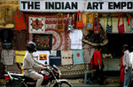 INDIAN ART. ...手工藝品店舖 Rs60一件 T-shirt..不俗，可惜又沒機會買。