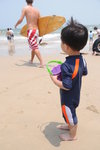 好奇地望surfer