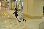 在媽媽shopping時自娛