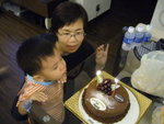 當然唔少得爭住吹蠟燭