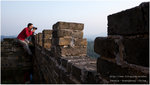 P1030300　攝友危坐細美寨城樓，為了一張震攝心靈的日落照片，可惜天氣不佳