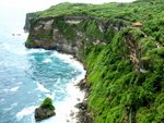 海浪千萬年來拍打位?巴厘島西南端的烏魯瓦圖(Uluwatu)斷崖