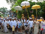 穿上民族衣飾巴厘民眾,正在前往神廟拜祭