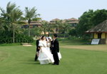 有深圳來的婚禮公司,帶&#30528;數對新人來辨集體婚禮,並且拍結婚照.那公司叫伊甸園