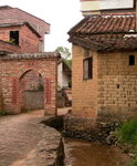 村內的房屋,大多以紅泥磚建成