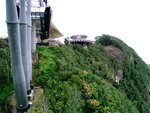 吊車靠近六百多米高的第一個山峰