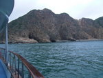 在遊船上眺望荒蕪的海島
