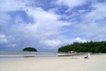 Kata Beach向北望,海中小島名蟹島